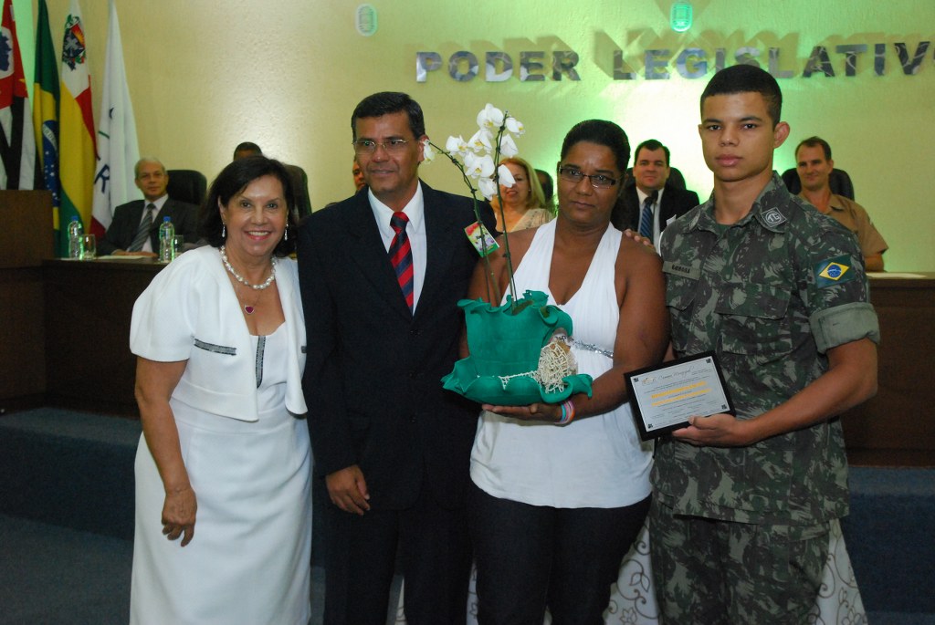 5 Atirador Destaque com sua mãe e os vereadores Almira e Edivaldo