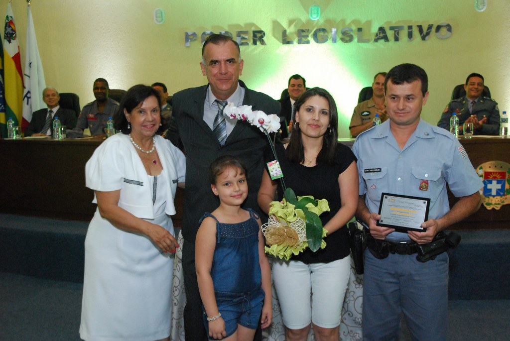 6 Policial Feitosa com os vereadores esposa e filha