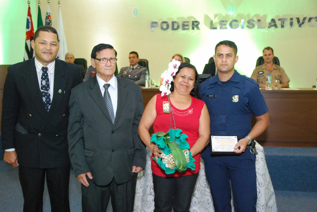 8 O Guarda Civil Everton com sua mãe e vereadores