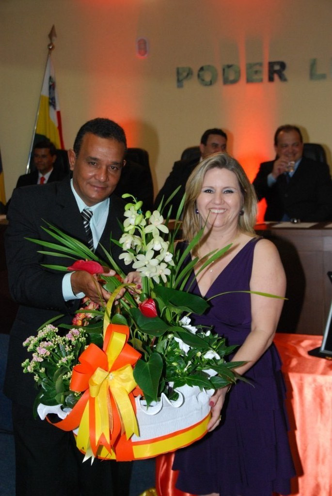 A esposa Rose Parro recebe flores