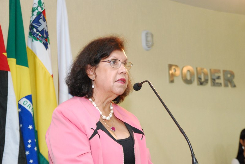 Almira autora do projeto Camara Jovem durante seu discurso