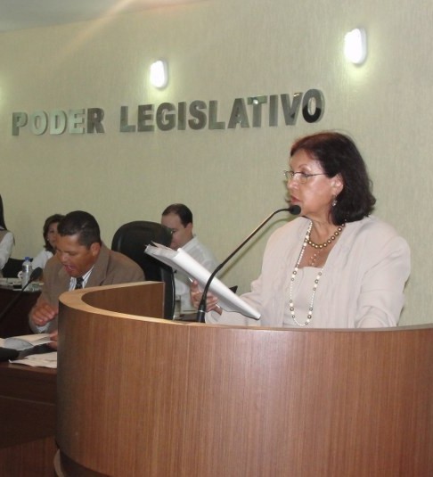Almira parabeniza Ana Beatriz Macedo