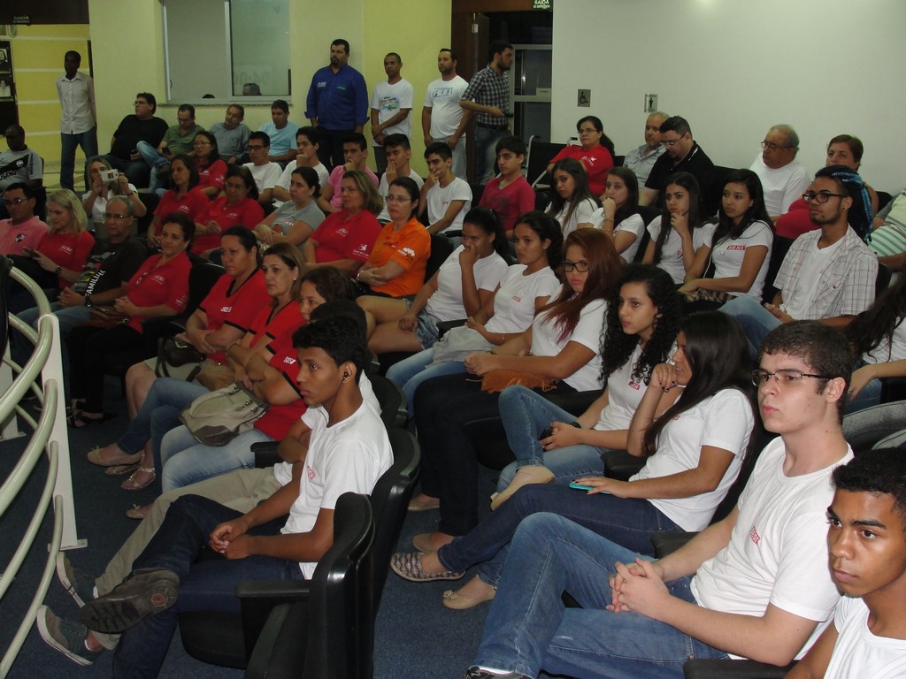 Alunos e funcionarios do Sesi acompanham a Sessao