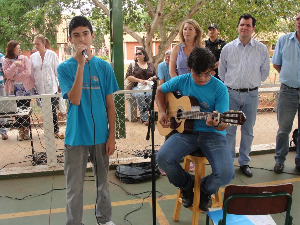 Alunos do Colgio apresentaram a msica Cheiro de Relva