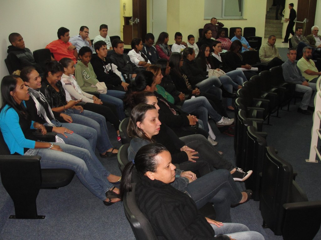 Atletas da natação e algumas mães acompanham a Sessão