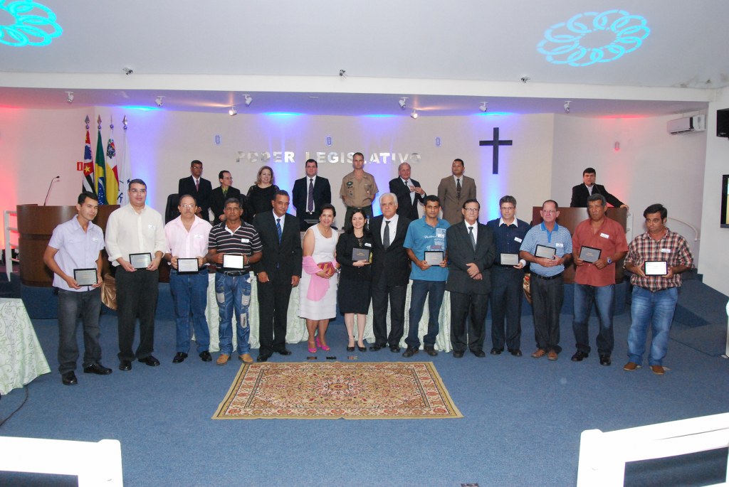 Autoridades posam com os Servidores Padrão
