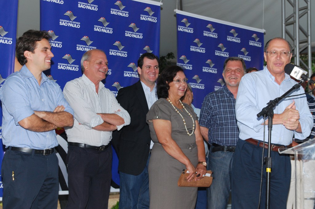 Autoridades acompanham discurso do governador