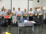 Autoridades com a cartilha que ser entregue aos alunos 155 116
