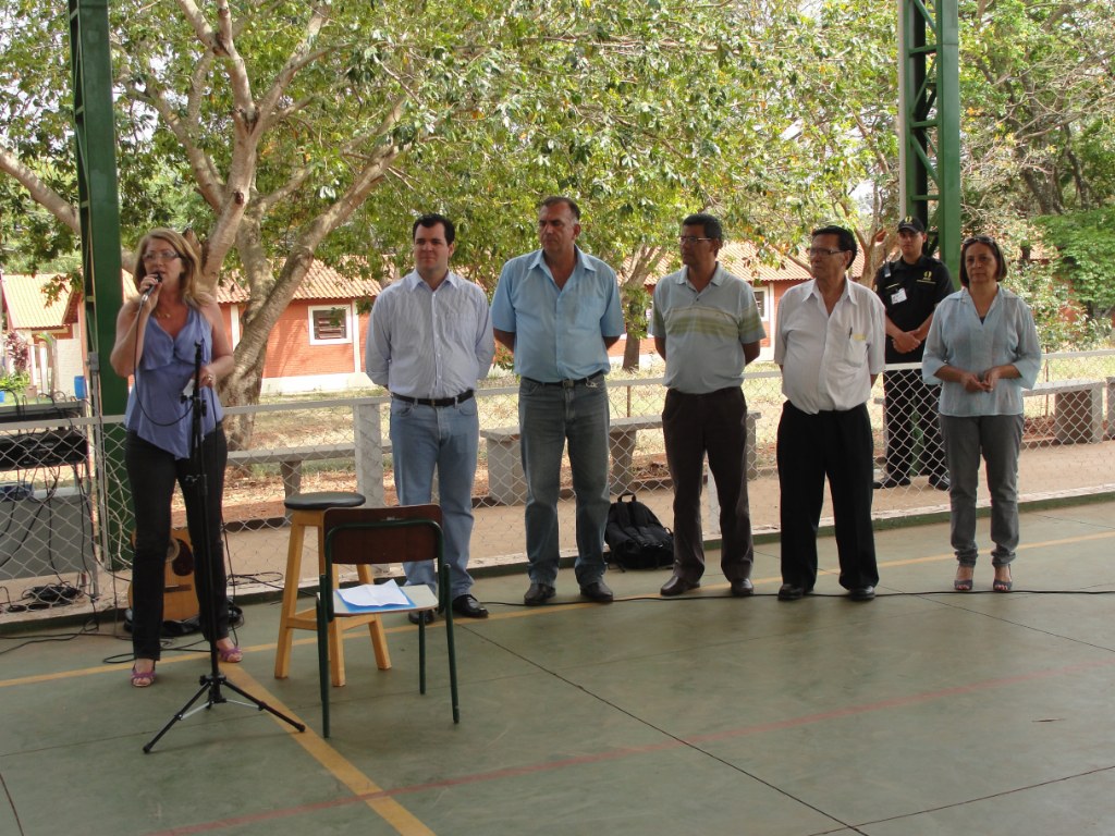 Autoridades presentes no plantio promovido pela Cmara e Colgio Agrcola