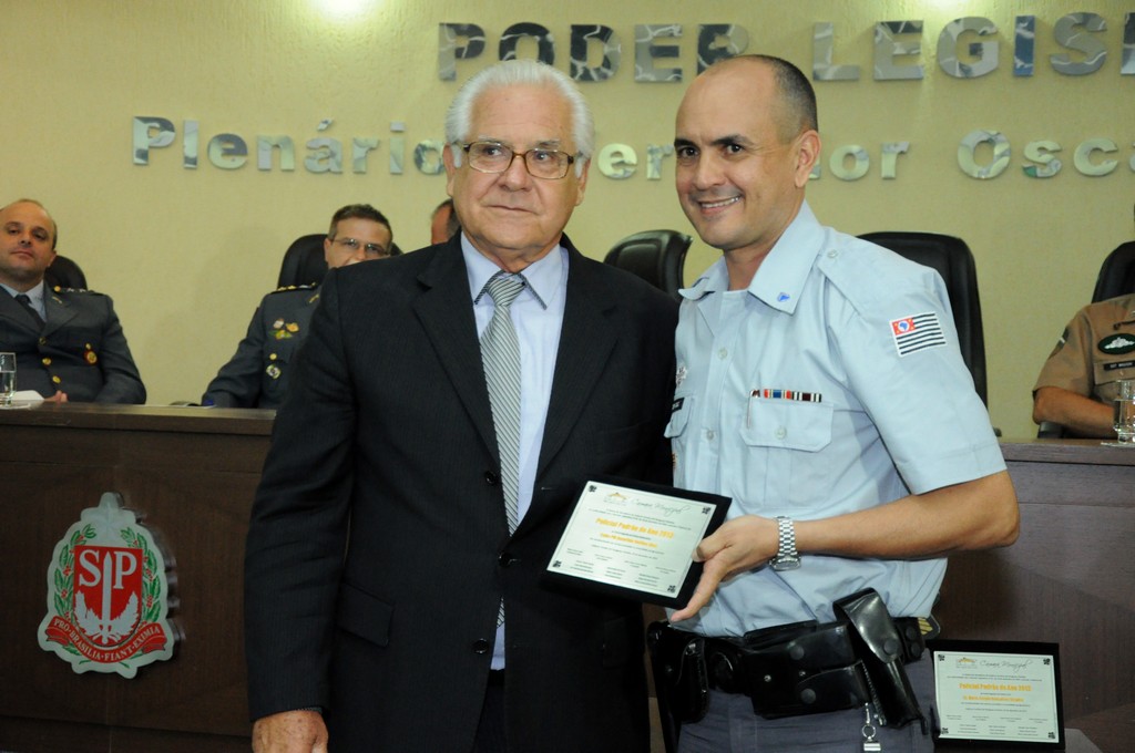 Cabo Dias recebe o diploma