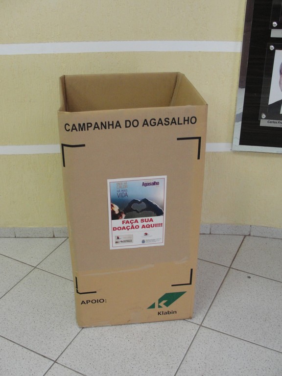 Caixa coletora na Câmara para as doações da campanha do agasalho