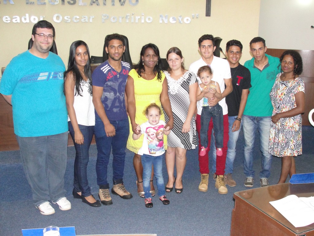 Delmira com jogadores e parte da equipe campeã de futebol