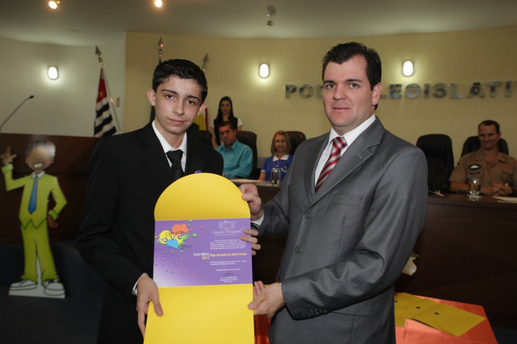 Diego recebe seu diploma de Vereador Jovem
