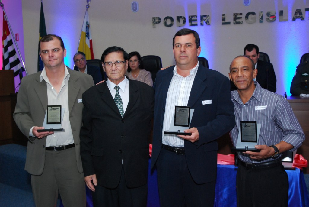 Os 3_indicados_por_Rafael_de_Castro_posam_com_o_vereador