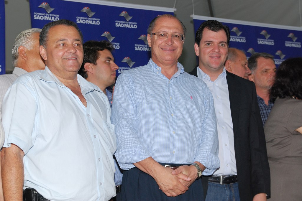 Governador ladeado pelo Prefeito e pelo Presidente da Cmara