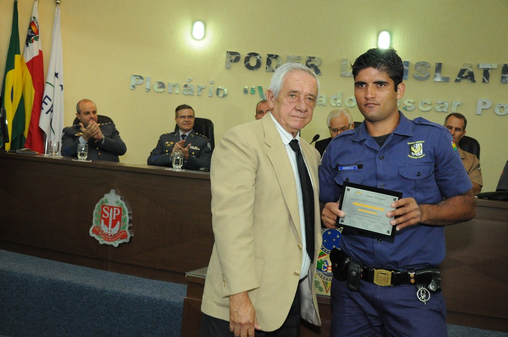 Guarda Braga recebendo seu diploma