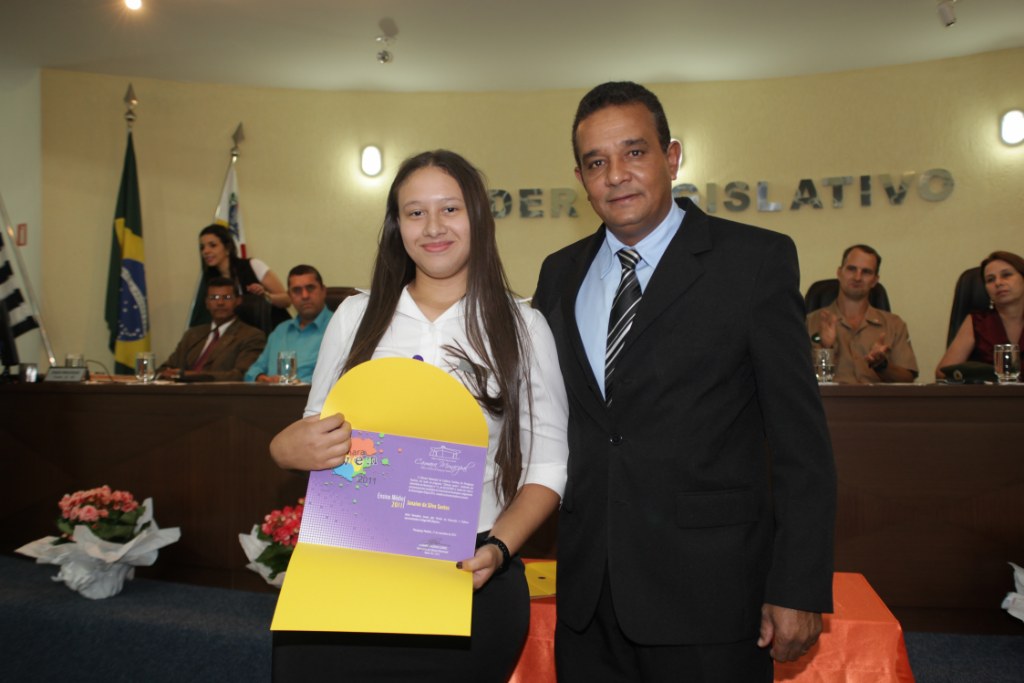 Janaine recebe o diploma de Vereadora Jovem