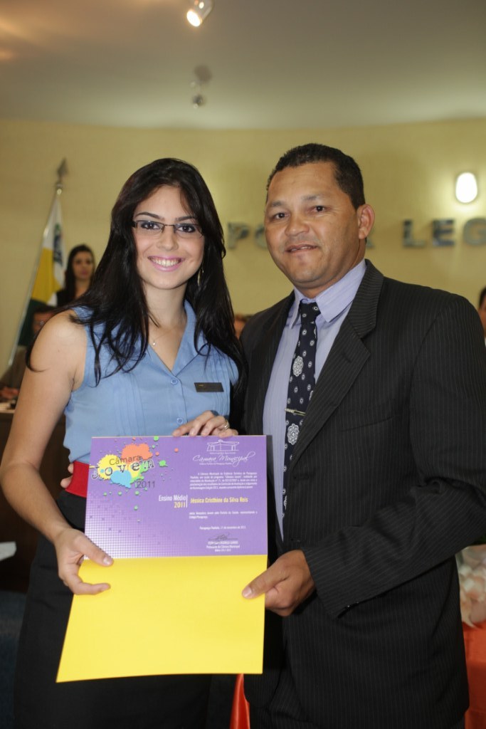 Jssica recebe o diploma de Vereadora Jovem