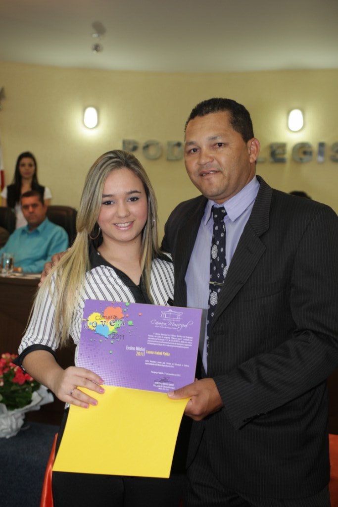 Luana recebe o diploma de Vereadora Jovem
