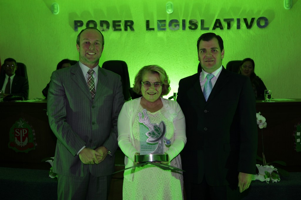 Maria Ampudia Mekaro recebendo o seu Prêmio