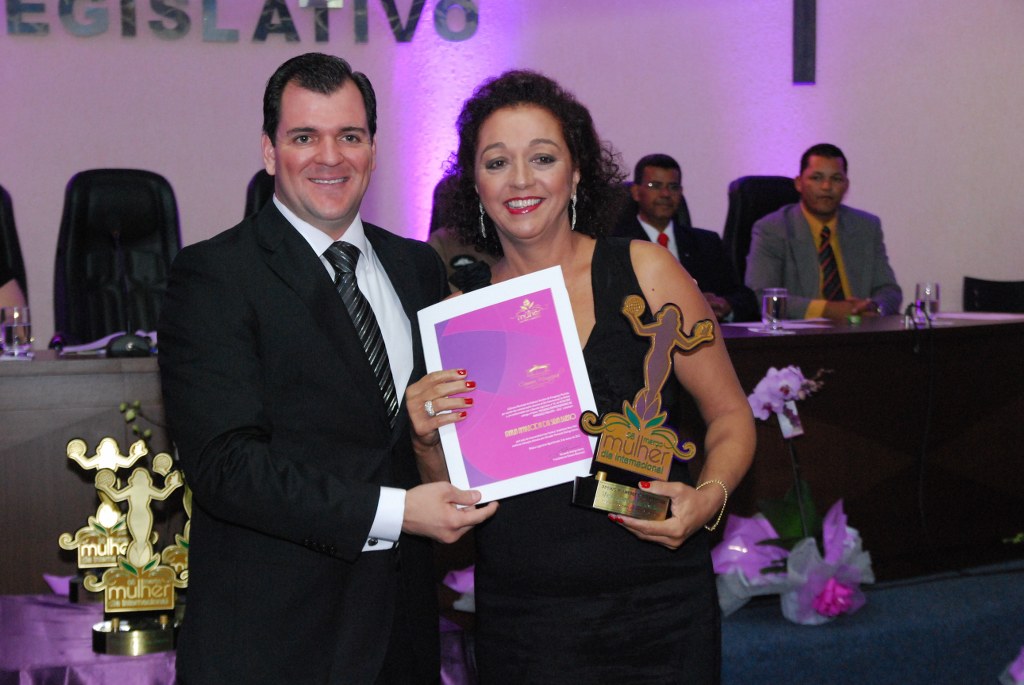 Maria Bueno a Coca recebe o trofeu das maos de Rodrigo Garms
