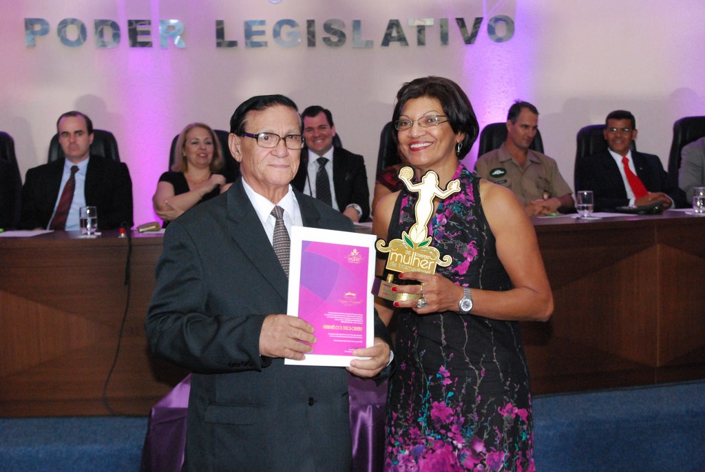 Maria Ines recebe o trofeu pelas maos de Rafael de Castro