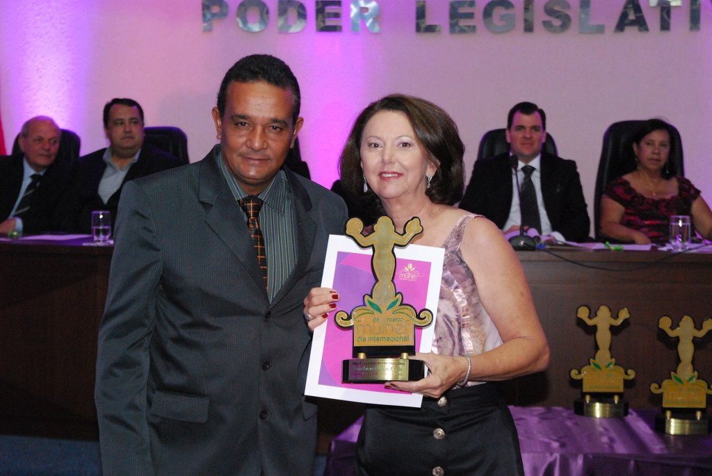 Maria Lucia recebe o trofeu das maos de Nilson Itelvino