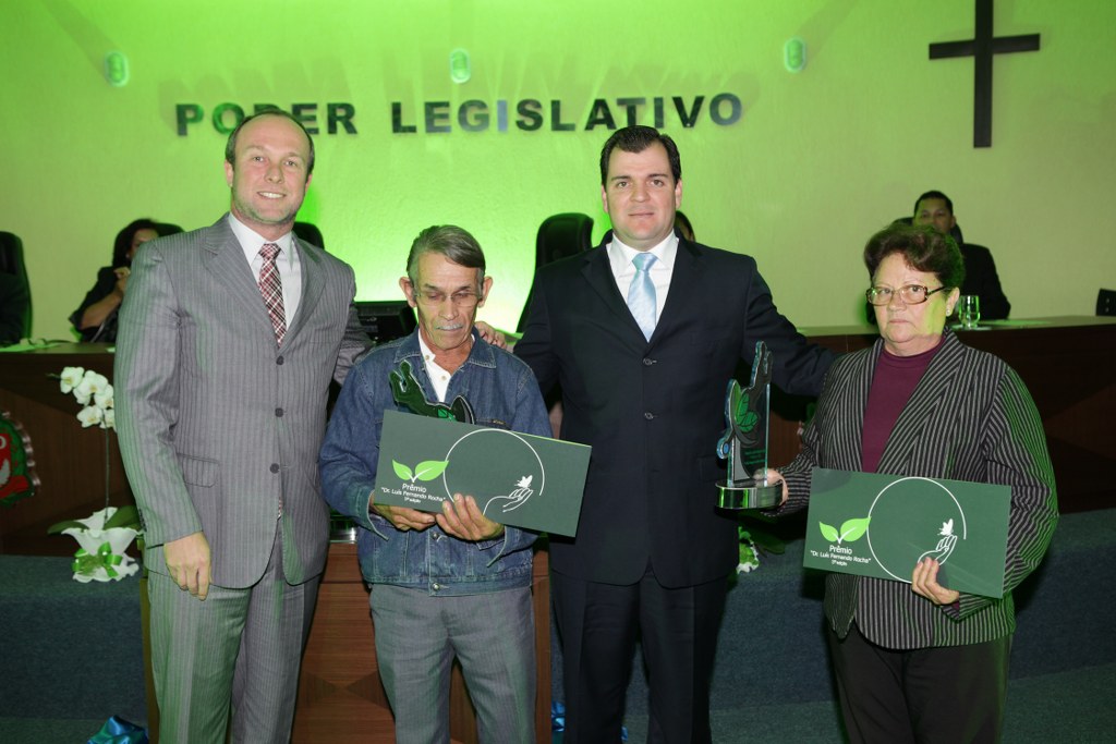 O casal Antonio e Vilma recebe Troféu