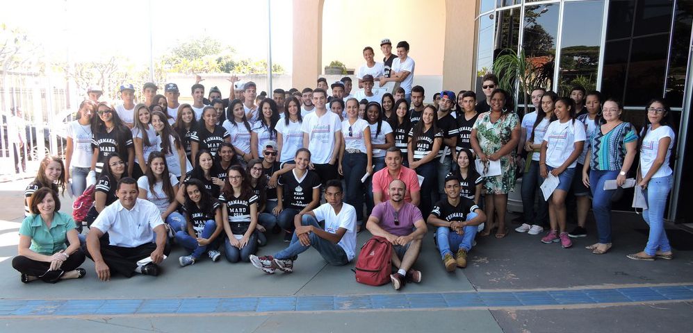 Os estudantes na frente da Camara com os vereadores e professor Antonio Carlos
