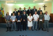 Os homenageados da noite com os vereadores e o Tenente Gabrigna 173x116