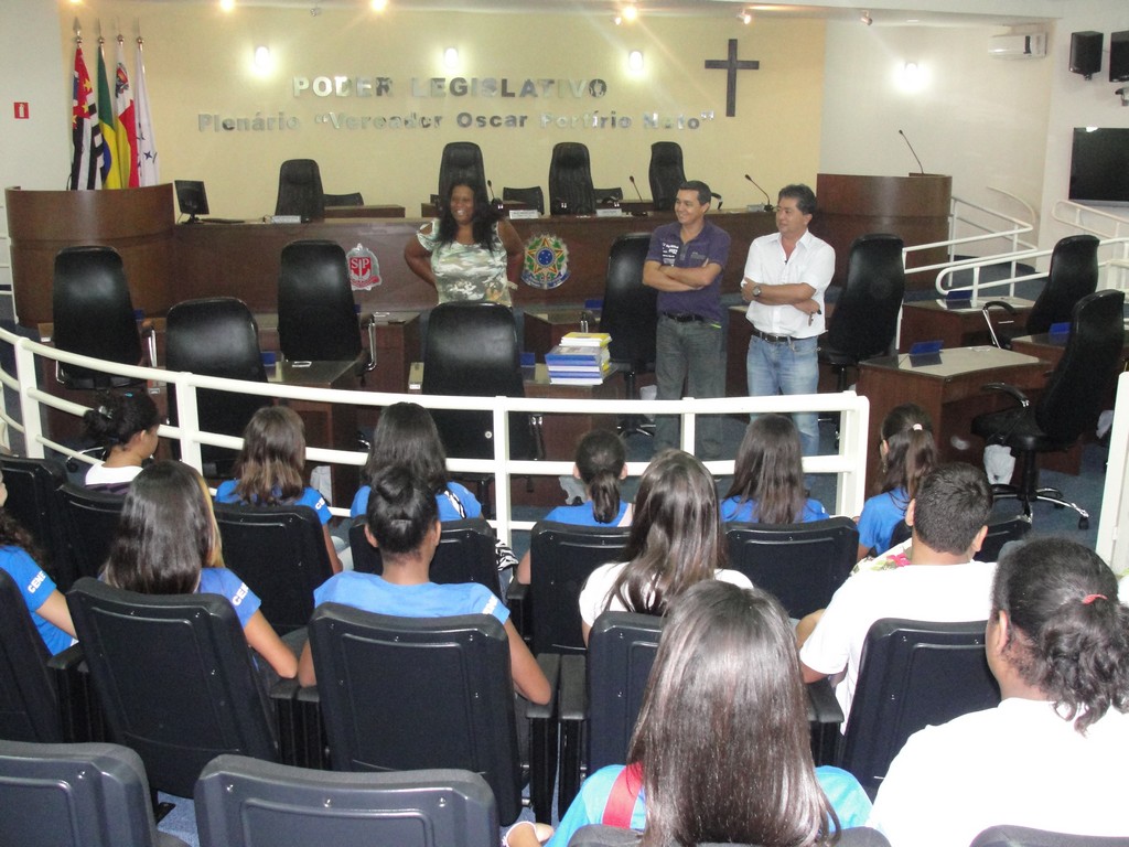 Os vereadores Katia Serginho e Cesar conversam com os alunos do CENE