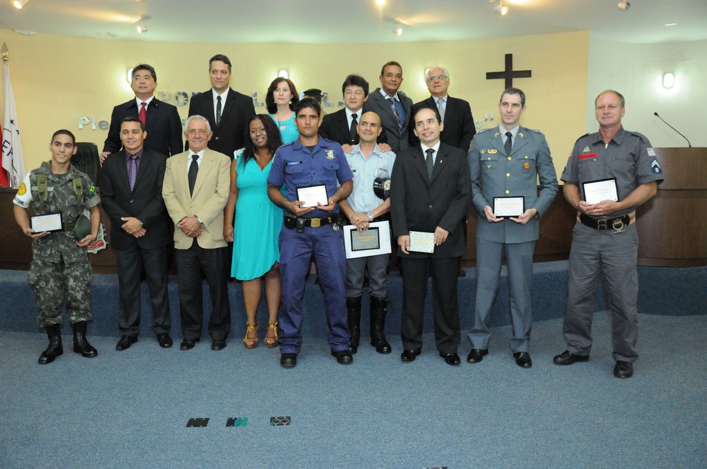 Os vereadores com os seis homenageados