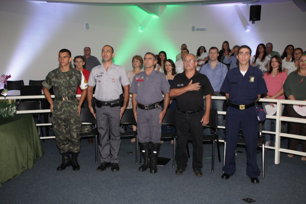 Os homenageados durante o Hino Nacional