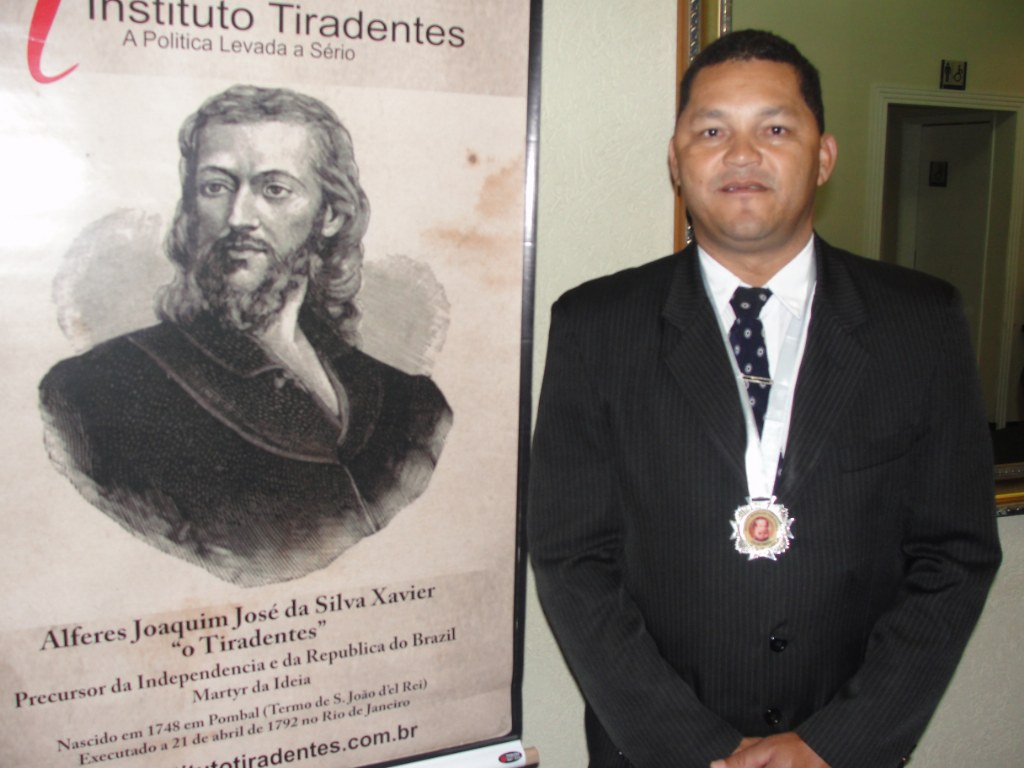 Paulo Japons com sua medalha do Instituto Tiradentes