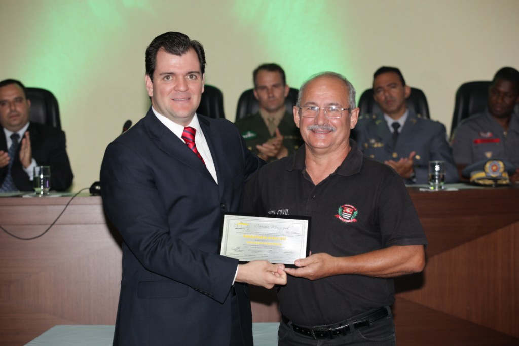 Policial Bruschi recebe seu diploma