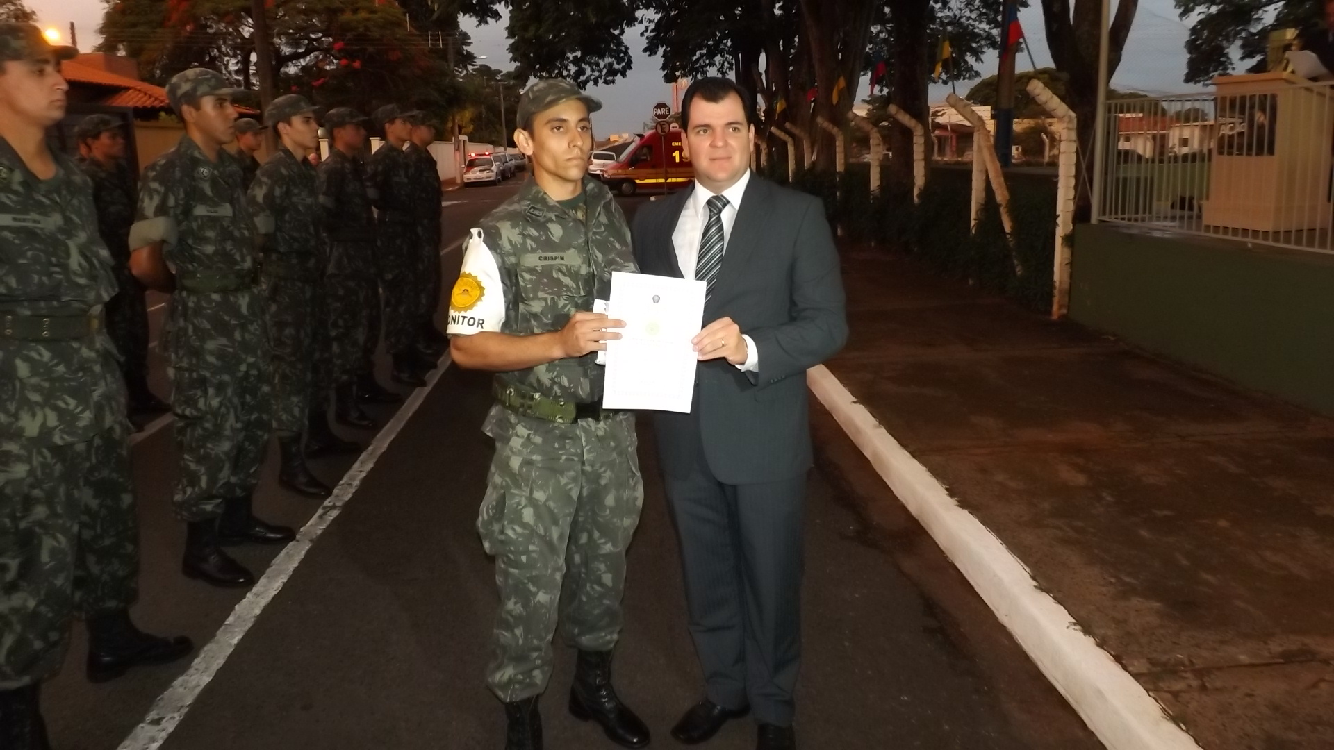 Presidente da Camara faz entrega de diploma a um dos atiradores