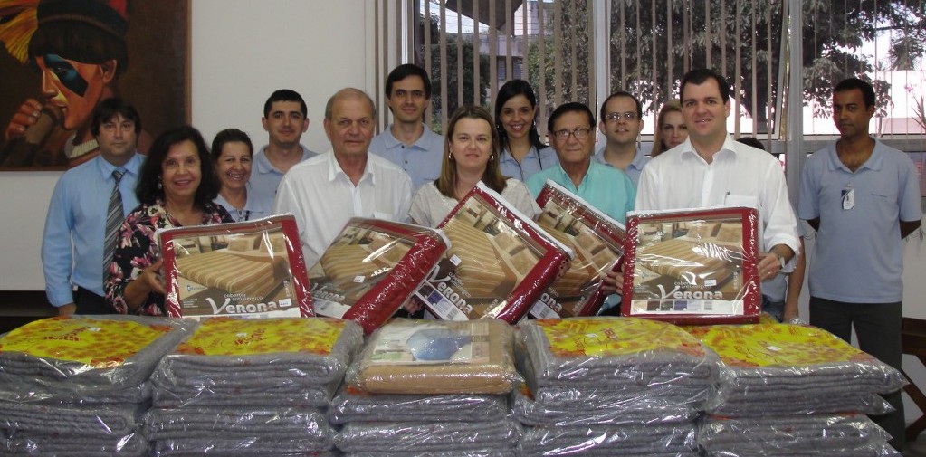 Renata Matioli com os vereadores e servidores que colaboraram com a Campanha do Agasalho 2012