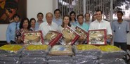 Renata Matioli com os vereadores e servidores que colaboraram com a Campanha do Agasalho 2012 185x91