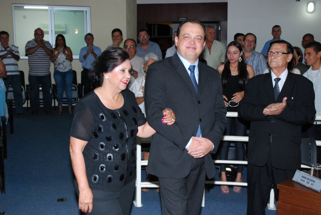 Rildo  conduzido pela vereadora Almira Garms