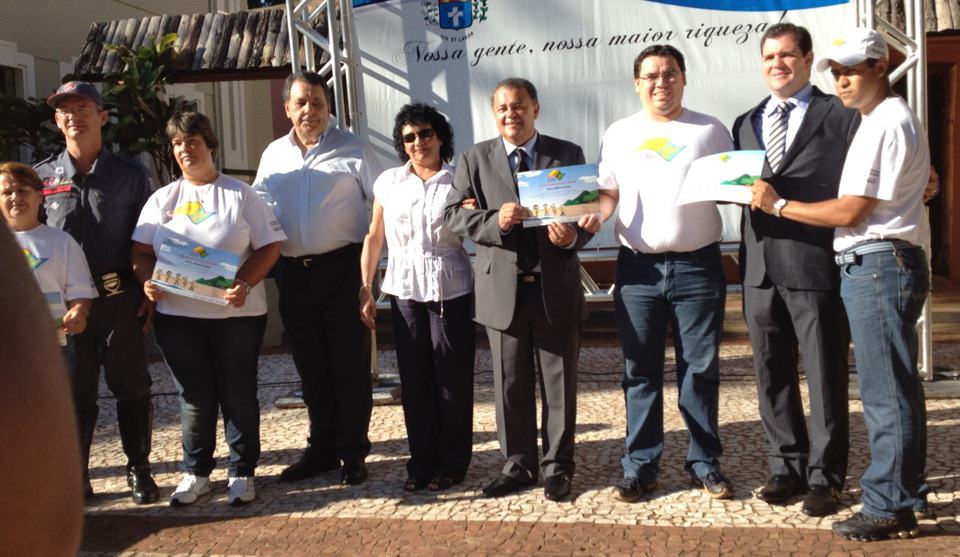 Rodrigo Garms e Prefeito Edynei premiam os monitores da viagem a praia após o ato solene de 12 de março