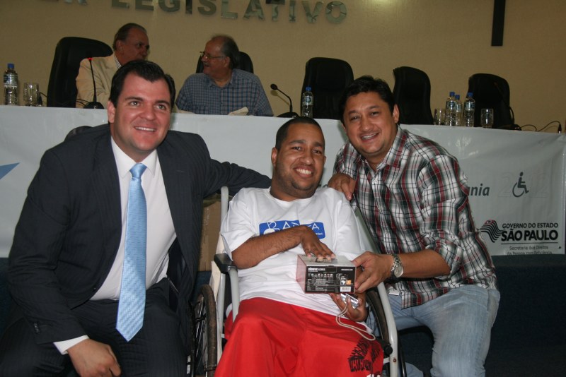 Rodrigo e o Prefeito eleito de Assis Ricardo Pinheiro entregam brinde a participante 800x534