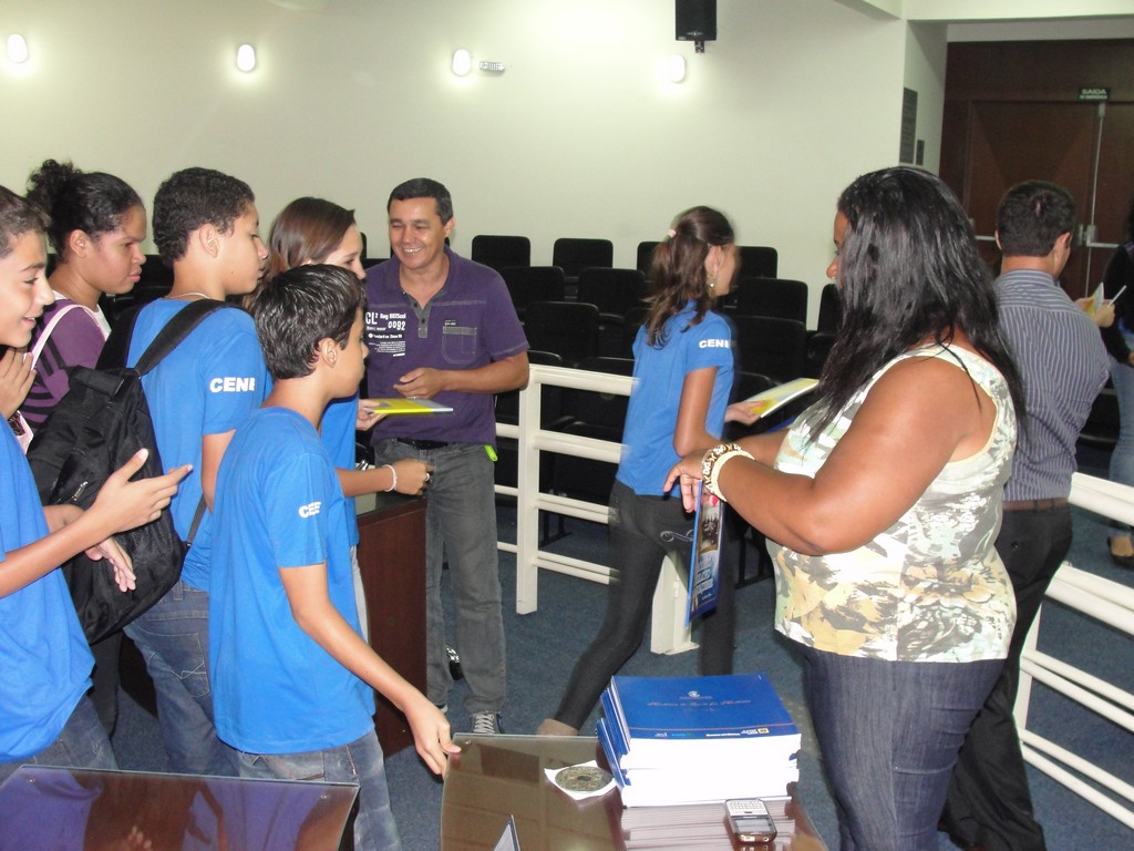Serginho e Katia entregam livros ao final da visita