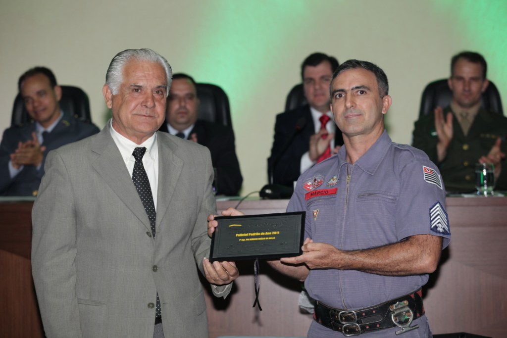 Sgto PM Mrcio no momento que recebe sua honraria