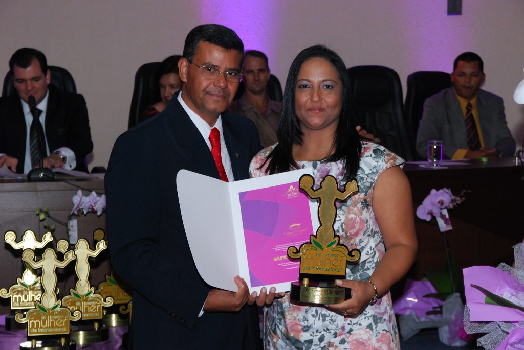 Silvia recebe o trofeu das maos do vereador Edivaldo