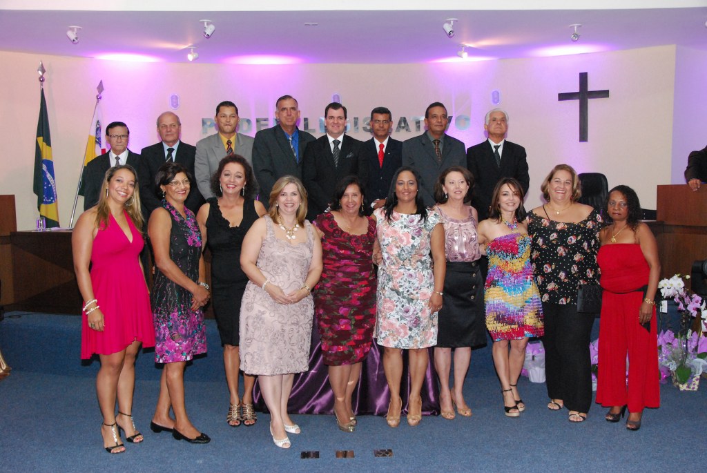 Todas as homenageadas com os vereadores