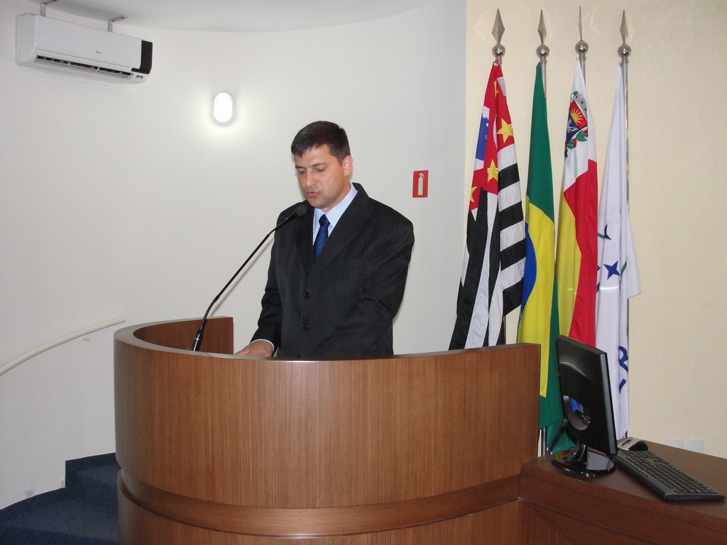 Vereador Reinaldo homenageia paraguaçuenses aprovados em concurso