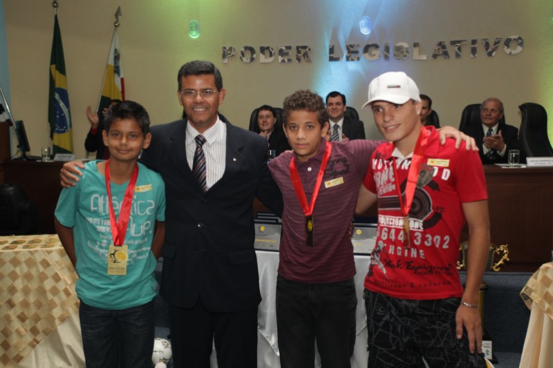 Vereador Edivaldo com os atletas do Futebol de Campo