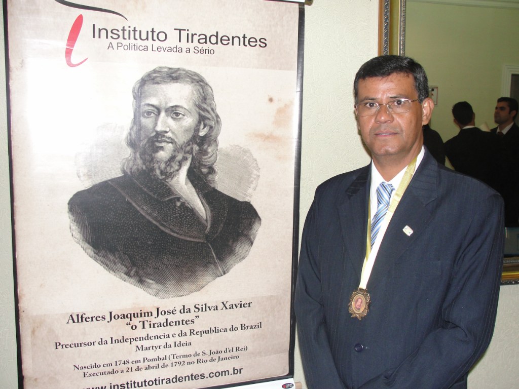 Vereador Edivaldo recebe medalha do Instituto Tiradentes