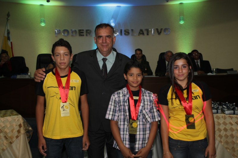 Vereador Mauro com os atletas da Natao