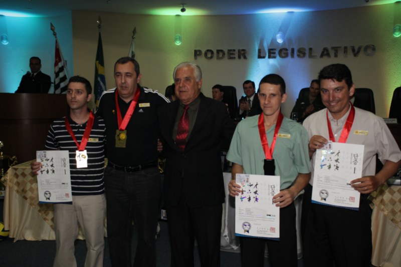 Vereador Miguel com os atletas do Taekwondo
